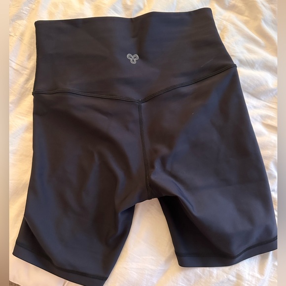 Aritzia GlossForm Bike Shorts - Picture 2 of 2